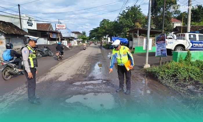 Piket gakkum mendatangi TKP tabrakan antara pemotor dengan truk (Foto: Istimewa). 