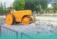 Pemusnahan ribuan botol miras dengan mesin Compactor di depan alun-alun Jember (Foto: Sigit/Frensia). 