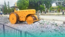 Pemusnahan ribuan botol miras dengan mesin Compactor di depan alun-alun Jember (Foto: Sigit/Frensia). 