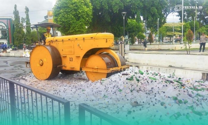 Pemusnahan ribuan botol miras dengan mesin Compactor di depan alun-alun Jember (Foto: Sigit/Frensia). 