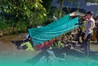 Truk tercebur ke sungai karena remnya blong di sebelah Puskesmas Gladak Pakem, Kelurahan Kranjingan, Kecamatan Sumbersari, Jember (Foto: Istimewa). 