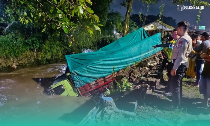 Truk tercebur ke sungai karena remnya blong di sebelah Puskesmas Gladak Pakem, Kelurahan Kranjingan, Kecamatan Sumbersari, Jember (Foto: Istimewa). 