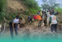 BPBD Jember, PUPR, Perhutani, Kades dan Perangkat Desa, Koramil Silo, Polsek Sempolan, Destana, Baret Rescue dan warga setempat saat membersihkan longsoran tanah yang menutup bahu jalan di barat Perkebunan Sanenrejo, Tempurejo (Foto: Istimewa). 