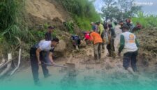 BPBD Jember, PUPR, Perhutani, Kades dan Perangkat Desa, Koramil Silo, Polsek Sempolan, Destana, Baret Rescue dan warga setempat saat membersihkan longsoran tanah yang menutup bahu jalan di barat Perkebunan Sanenrejo, Tempurejo (Foto: Istimewa). 