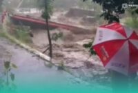 Jembatan yang menghubungkan Dusun Cempaka dan Dusun Pakis Utara ambrol. (Foto: Istimewa). 