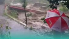 Jembatan yang menghubungkan Dusun Cempaka dan Dusun Pakis Utara ambrol. (Foto: Istimewa). 