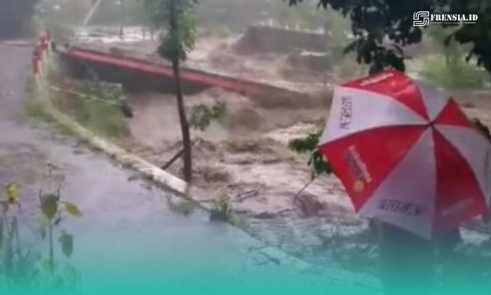 Jembatan yang menghubungkan Dusun Cempaka dan Dusun Pakis Utara ambrol. (Foto: Istimewa). 