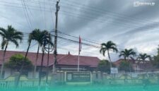 Suasana di depan Dispendik Jember (Foto: Sigit/Frensia). 