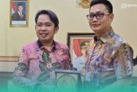 Bupati Jember, Muhammad Fawait saat penyerahan cinderamata kepada Kepala Bulog (Kabulog) Jember, Muhammad Ade Saputra. (Foto: Istimewa). 