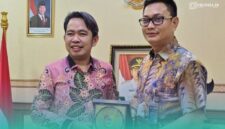 Bupati Jember, Muhammad Fawait saat penyerahan cinderamata kepada Kepala Bulog (Kabulog) Jember, Muhammad Ade Saputra. (Foto: Istimewa). 