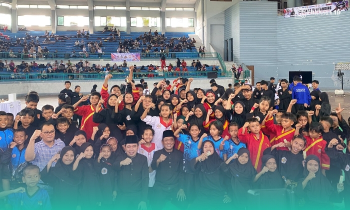 Foto bersama Bupati Jember, Muhammad Fawait dan Ketua IPSI Jember, Ahmad Halim, dengan para atlet pencak silat. (Foto: Sigit/Frensia). 
