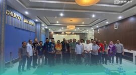 Foto bersama Satgas Infrastruktur dan Tata Ruang dengan warga perumahan Villa Indah Tegal Besar. (Foto: Sigit/Frensia). 