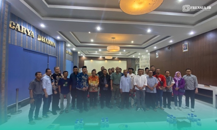 Foto bersama Satgas Infrastruktur dan Tata Ruang dengan warga perumahan Villa Indah Tegal Besar. (Foto: Sigit/Frensia). 