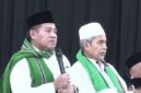 Gus Aab mengenakan peci hitam dan memegang mikrofon saat menyampaikan ceramah