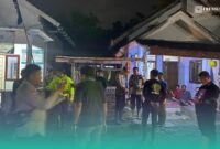 Kepolisian Resor Jember saat mencari orang hilang di lokasi banjir bandang, Panti (Foto: Sigit/Frensia).