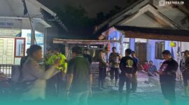 Kepolisian Resor Jember saat mencari orang hilang di lokasi banjir bandang, Panti (Foto: Sigit/Frensia).