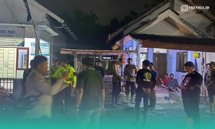 Kepolisian Resor Jember saat mencari orang hilang di lokasi banjir bandang, Panti (Foto: Sigit/Frensia).