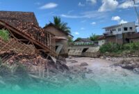 Keadaan rumah yang roboh seusai diterjang banjir bandang di Panti, Jember. (Foto: Sigit/Frensia).