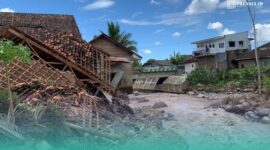 Keadaan rumah yang roboh seusai diterjang banjir bandang di Panti, Jember. (Foto: Sigit/Frensia).