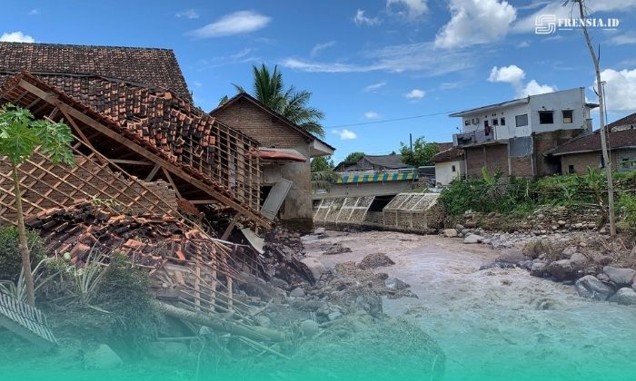 Keadaan rumah yang roboh seusai diterjang banjir bandang di Panti, Jember. (Foto: Sigit/Frensia).