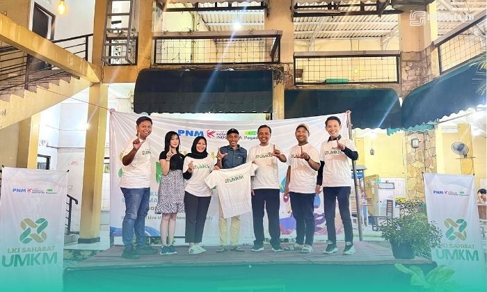 Pengurus Yayasan Langkah Kolaborasi Indonesia (LKI) saat foto bersama di kegiatan pendampingan usaha mikro, kecil, dan menengah (UMKM) di Sentra Kuliner Gajah Mada, Kabupaten Sidoarjo, Senin (2/2/2026) (Foto: Riyadi/Frensia).