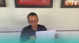 Kuasa hukum Bupati Jember saat memperlihatkan data uang masuk dari intensif pajak ke rekening Wabup. (Foto: Sigit/Frensia).