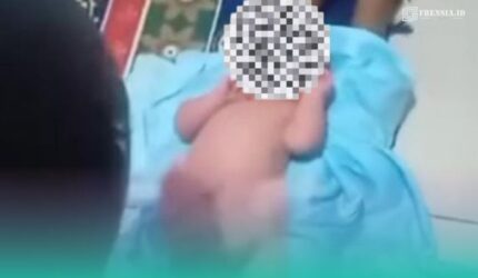 Penampakan bayi laki-laki yang ditemukan di pinggir jalan, samping rumah warga Desa Patemon, Kecamatan Tanggul, Jember. (Foto: Tangkapan layar Instagram @infojember).