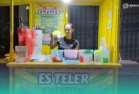 Karyawan memegang Es Teler Teko di cabang Tegal Besar. (Foto: Fadli/Frensia). 