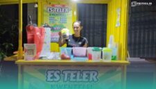 Karyawan memegang Es Teler Teko di cabang Tegal Besar. (Foto: Fadli/Frensia).