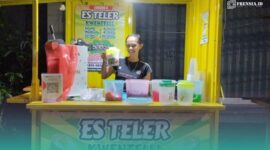 Karyawan memegang Es Teler Teko di cabang Tegal Besar. (Foto: Fadli/Frensia). 