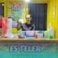Karyawan memegang Es Teler Teko di cabang Tegal Besar. (Foto: Fadli/Frensia). 