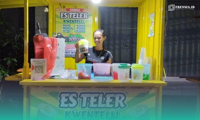 Karyawan memegang Es Teler Teko di cabang Tegal Besar. (Foto: Fadli/Frensia). 