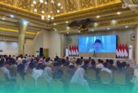 Bupati Jember, Muhammad Fawait, memberikan arahan kepada SPPG via zoom. (Foto: Sigit/Frensia). 