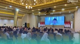 Bupati Jember, Muhammad Fawait, memberikan arahan kepada SPPG via zoom. (Foto: Sigit/Frensia). 