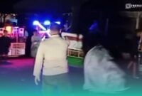 Polisi saat membubarkan 7 unit Sound Horeg berkeliaran dini hari di Jember (Foto: Istimewa). 