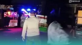 Polisi saat membubarkan 7 unit Sound Horeg berkeliaran dini hari di Jember (Foto: Istimewa). 