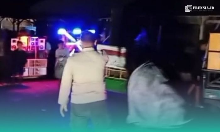 Polisi saat membubarkan 7 unit Sound Horeg berkeliaran dini hari di Jember (Foto: Istimewa). 