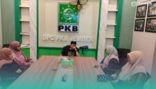 Ketua DPC PKB Jember, Ayub Junaidi, saat tabayyun dengan Fatayat NU Jember. (Foto: Sigit/Frensia).