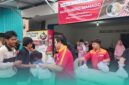 Suasana saat karyawan Alfamart tebar paket buka puasa gratis dengan menggandeng UMKM. (Foto: IIstimewa).