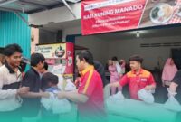 Suasana saat karyawan Alfamart tebar paket buka puasa gratis dengan menggandeng UMKM. (Foto: IIstimewa).