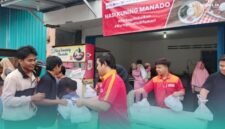 Suasana saat karyawan Alfamart tebar paket buka puasa gratis dengan menggandeng UMKM. (Foto: IIstimewa).