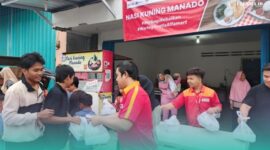 Suasana saat karyawan Alfamart tebar paket buka puasa gratis dengan menggandeng UMKM. (Foto: IIstimewa).