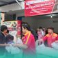 Suasana saat karyawan Alfamart tebar paket buka puasa gratis dengan menggandeng UMKM. (Foto: IIstimewa).