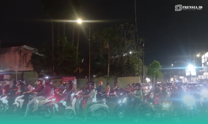 Warga antre isi ulang bahan bakar berderet di salah satu SPBU di Jember (Foto: Istimewa). 