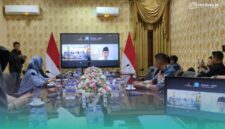 Bupati Jember, Muhammad Fawait saat melakasanan rapat koordinasi dengan Pertamina melalui layar zoom (Foto: Fadli/Frensia). 