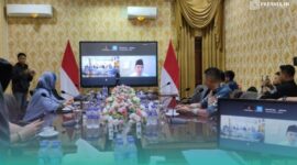 Bupati Jember, Muhammad Fawait saat melakasanan rapat koordinasi dengan Pertamina melalui layar zoom (Foto: Fadli/Frensia). 