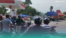 Antrean sepeda saat membeli BBM di SPBU Mangli, Kaliwates, Jember. (Foto: Fadli/Frensia). 