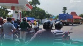 Antrean sepeda saat membeli BBM di SPBU Mangli, Kaliwates, Jember. (Foto: Fadli/Frensia). 
