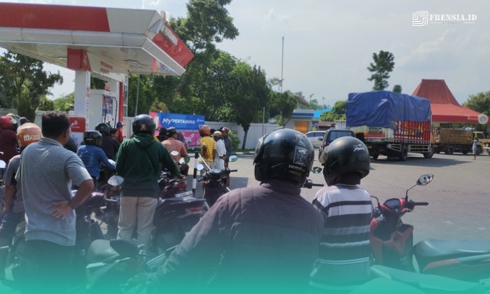 Antrean sepeda saat membeli BBM di SPBU Mangli, Kaliwates, Jember. (Foto: Fadli/Frensia). 