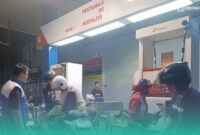 Ketua DPC Hiswana Migas saat lakukan peninjauan di beberapa SPBU di Jember. (Foto: Sigit/Frensia). 